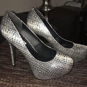 Steve Madden Nala Size 8M White Platform Pumps!